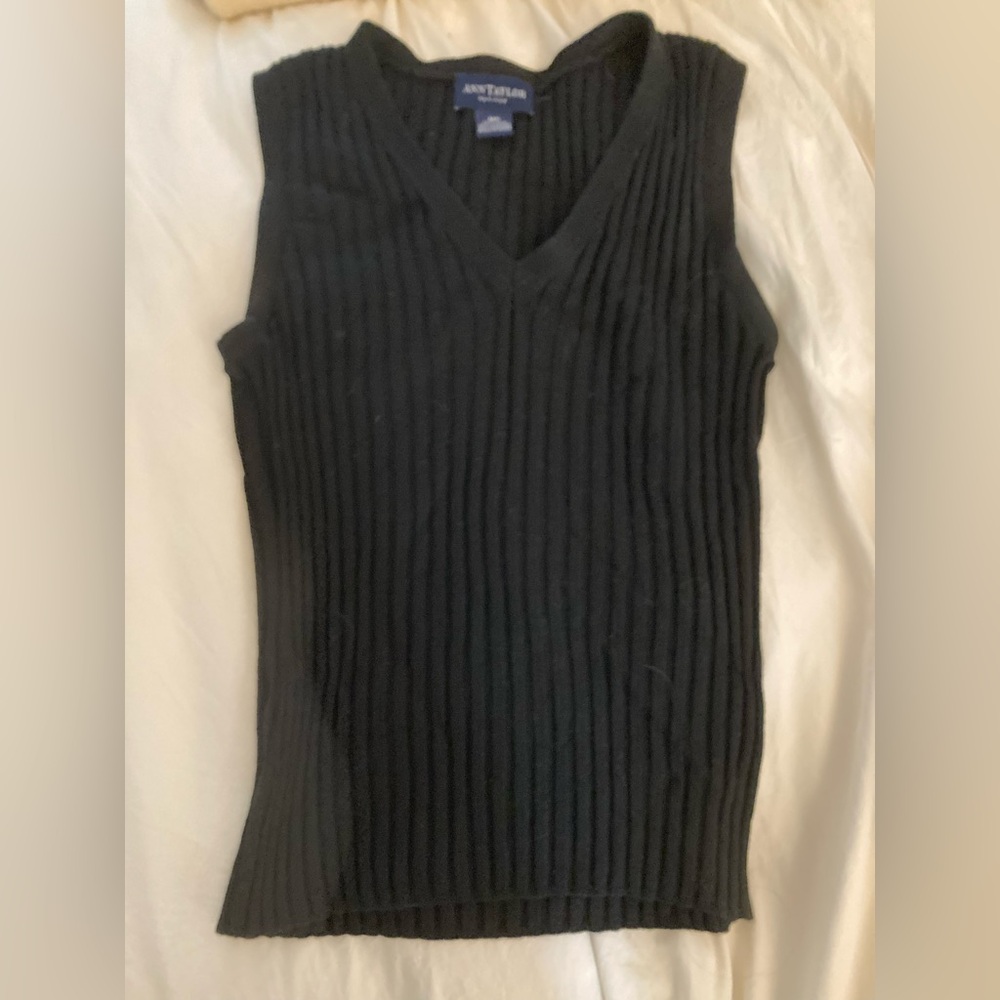Ann Taylor Black silk blend Ribbed V-Neck Top petite medium